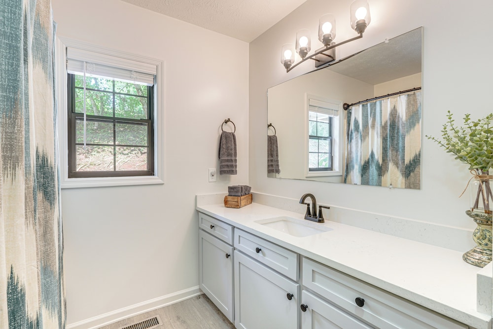 5 Mi to Dtwn Hiawassee: Creek-front Home w/ Deck