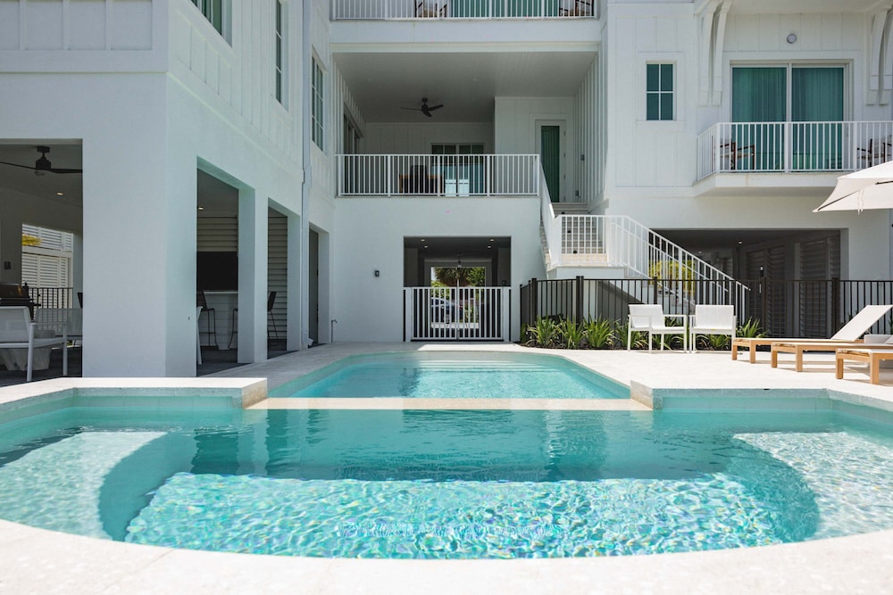 New Waterfront Home - Dreamside House