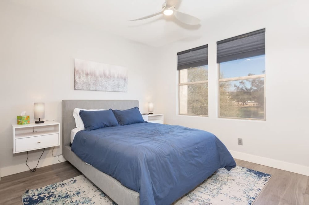 Lux Scottsdale Condo Overlooks 9th Hole Near Golf