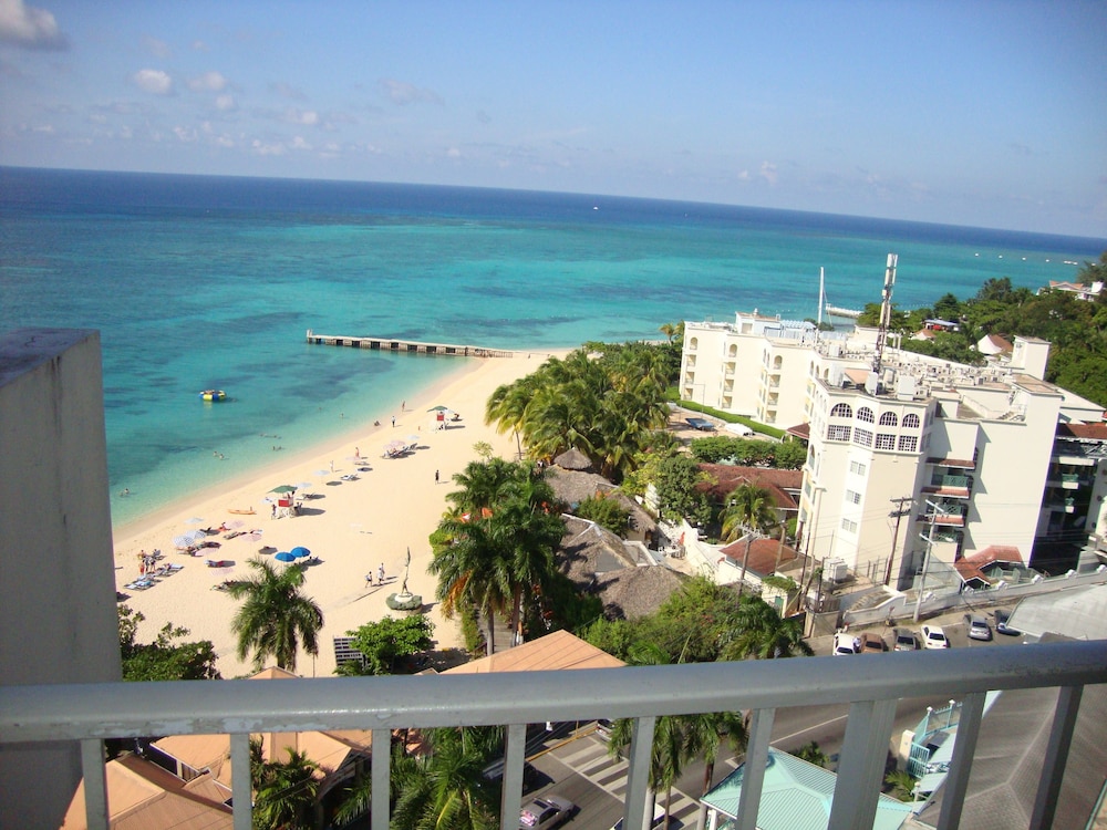 Hotel High Tides Beach Studio - Image 1