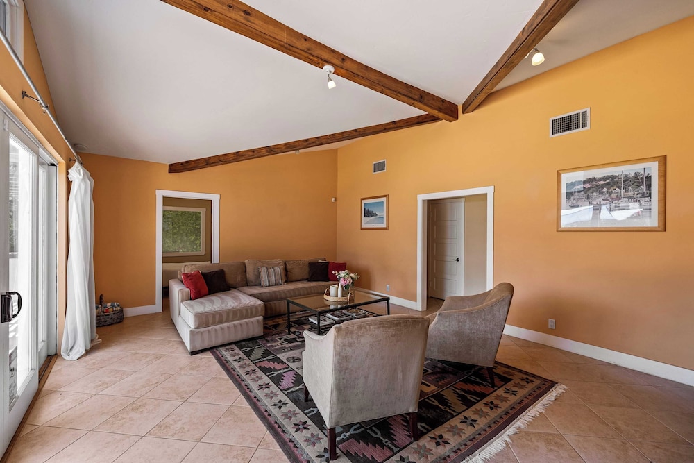 Dandelion by Avantstay Pool, 0.2mi to Downtown!