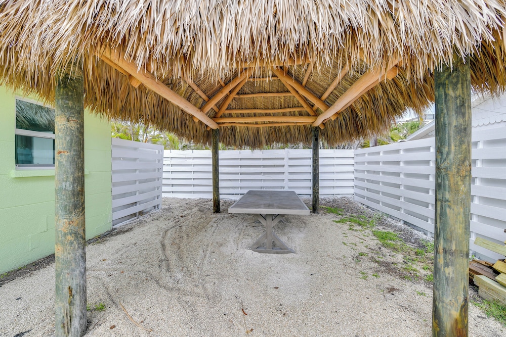 Fish, Swim & Unwind: Anna Maria Apt Steps to Beach