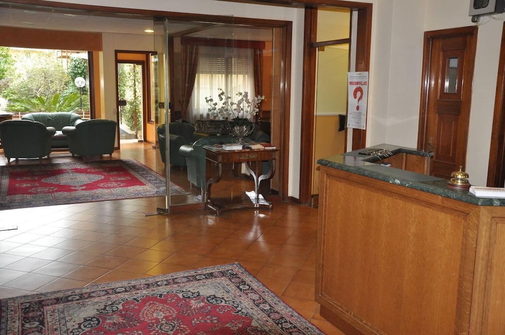 Lobby & Reception