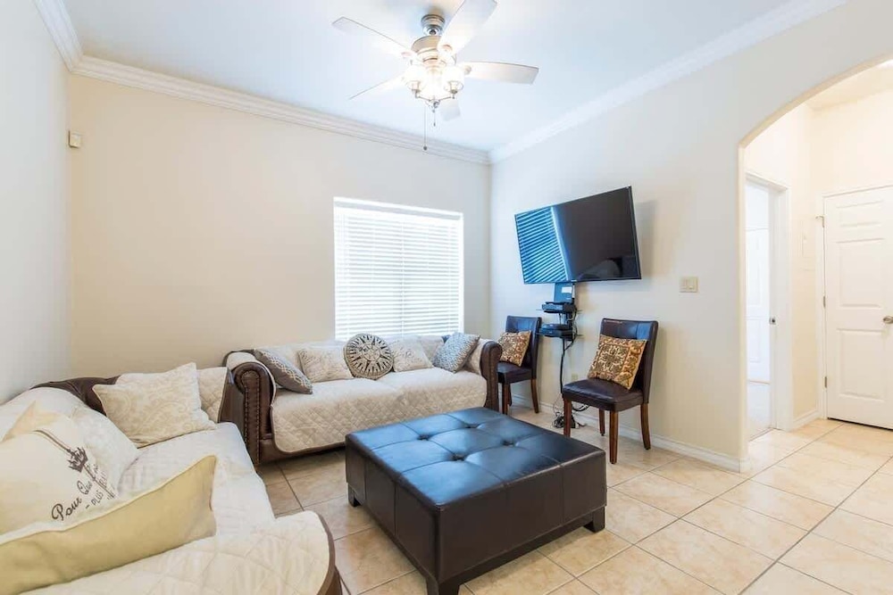 Open & Modern Pool #b Walk To Beach 2 Bedroom Condo