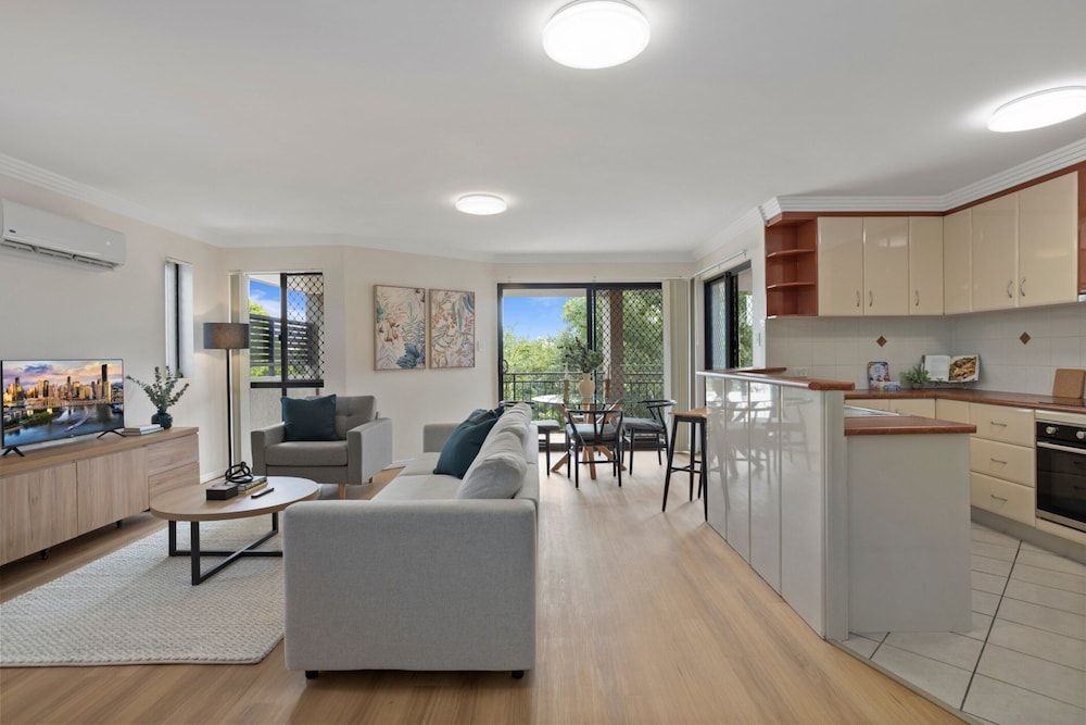 Comfy 2-bedroom Family Apartment With Free Parking