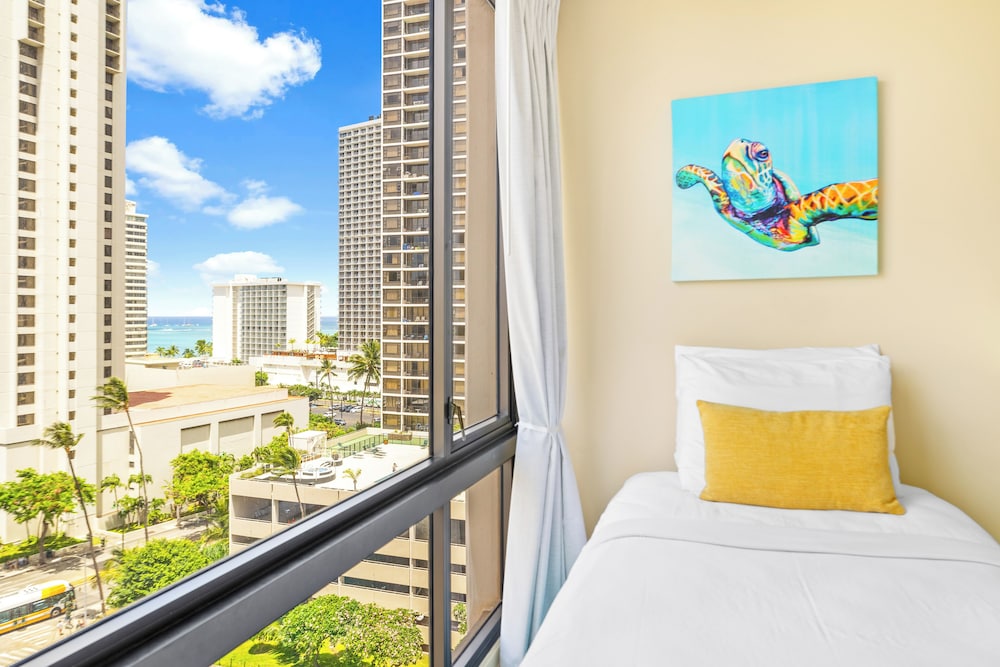 Waikiki Sunset Close to Beach with Parking
