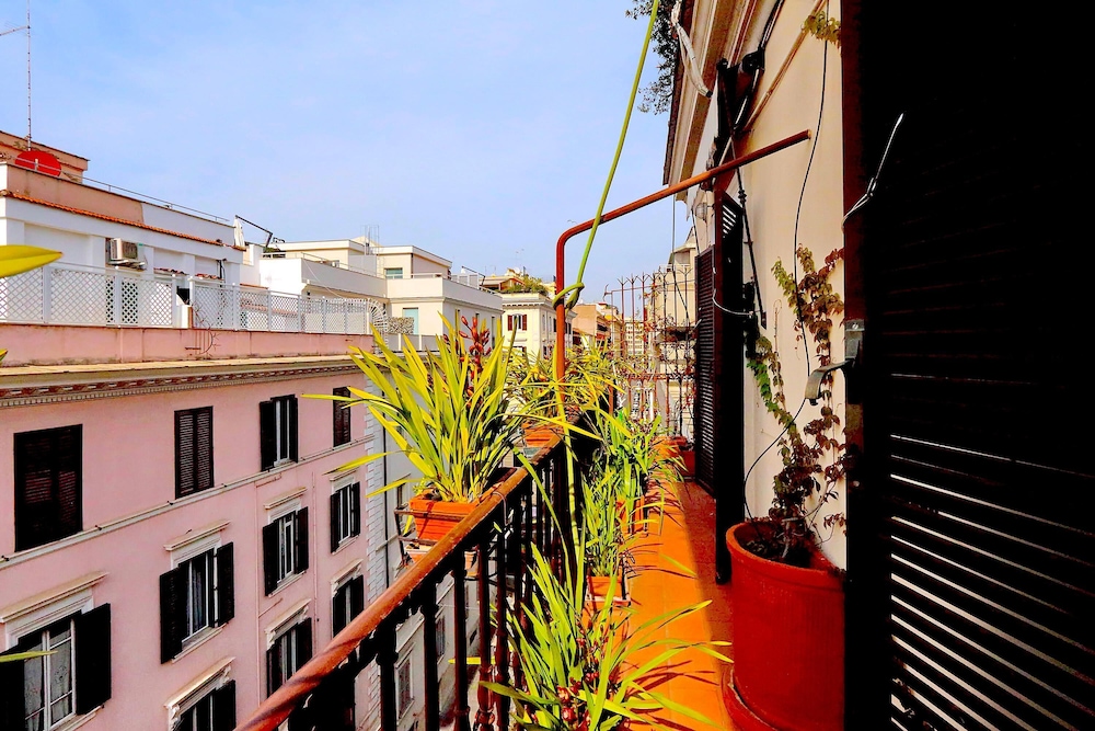 Palazzo Palermo Near the Roman Forum the Perfect Family Oasis in Rome