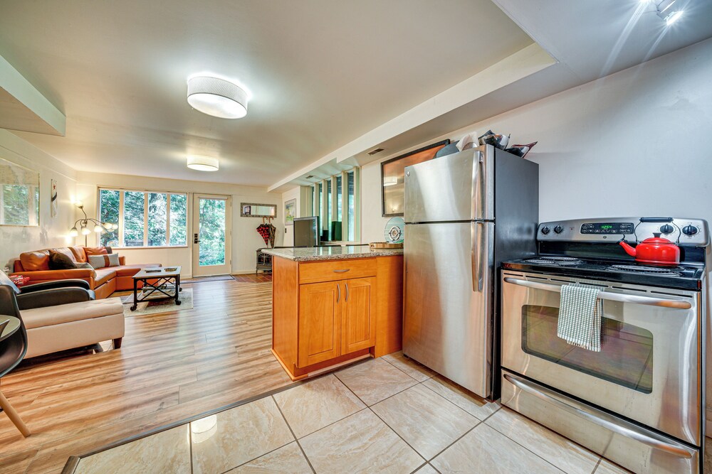 8 Mi to Dtwn Seattle: Pet-friendly Apt w/ Hot Tub