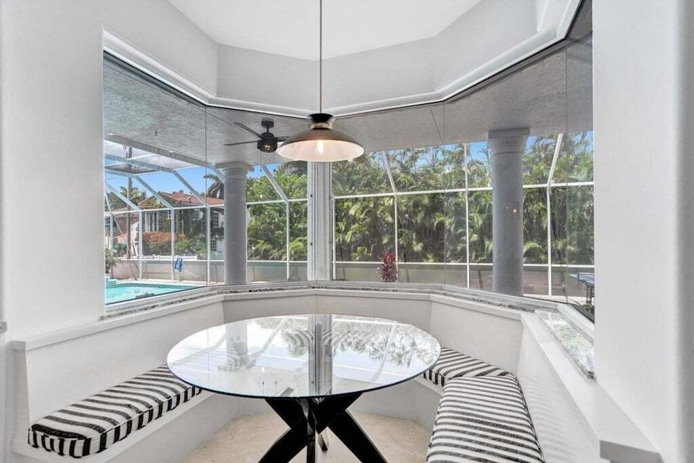 6br Elegant Hollywood Lakes Mansion W/ Pool & Spa 6 Bedroom Home