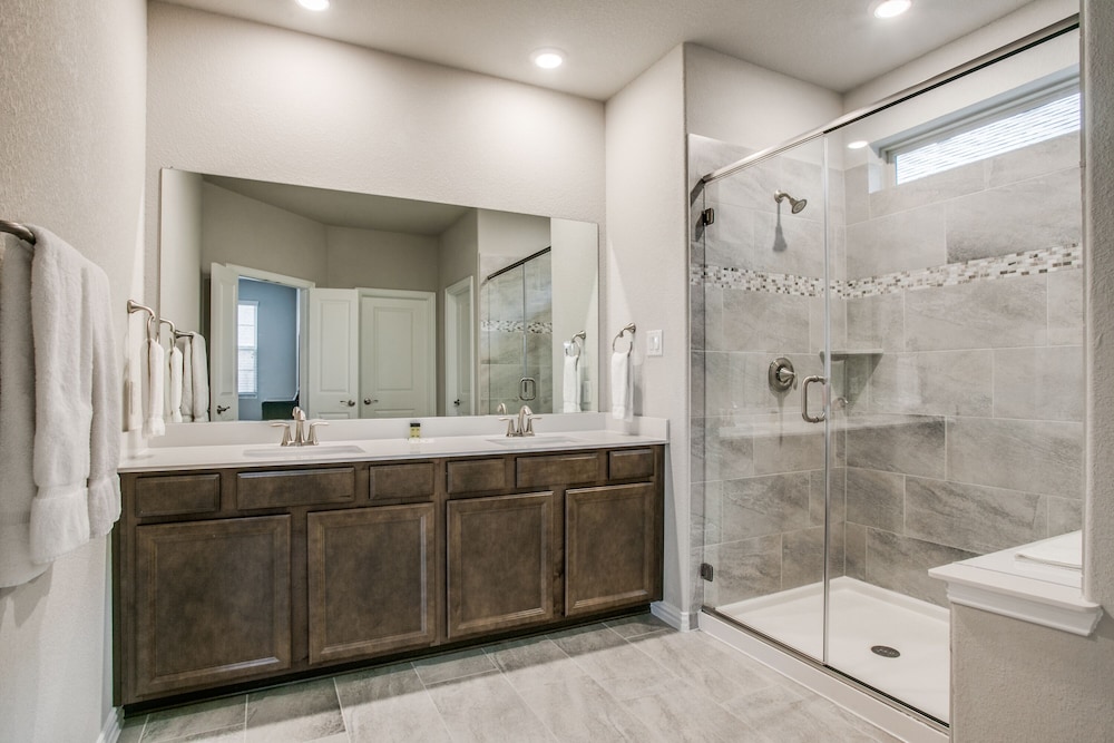 Beautiful furnished 3 bedroom Allen Home - Property Image 7
