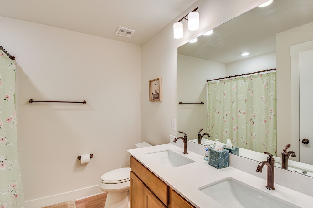 5 Mi to Memorial Stadium & Beach: Modern Townhome
