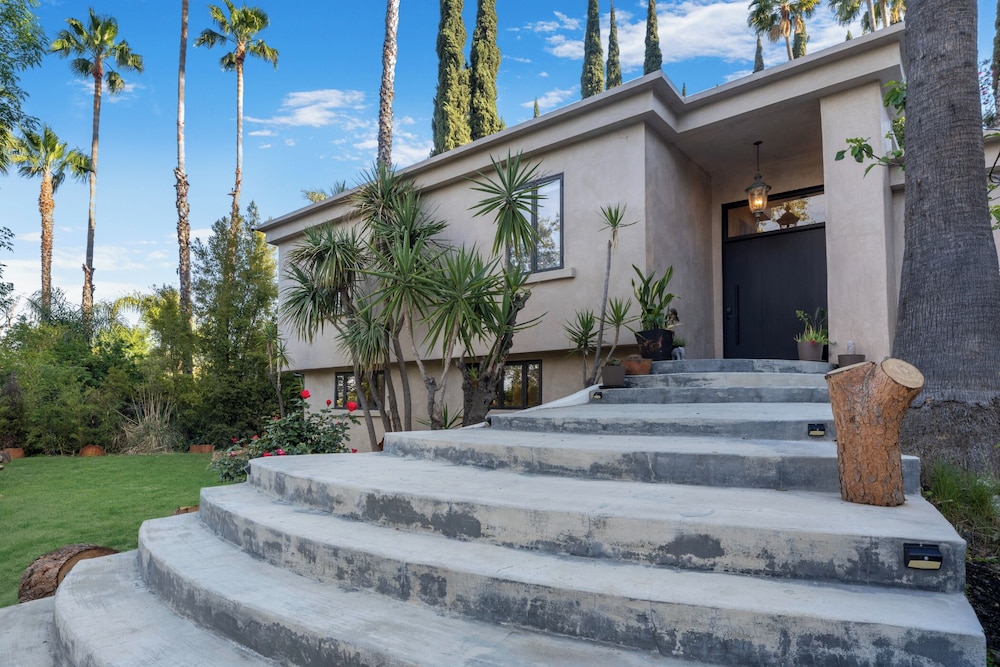 Del Campo Villa - 4BR Woodland Hills Gem With Pool and Cabana