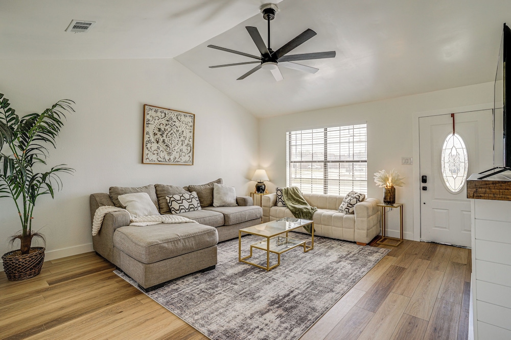 7 Mi to Lake Bridgeport: Home w/ Yard & Grill!