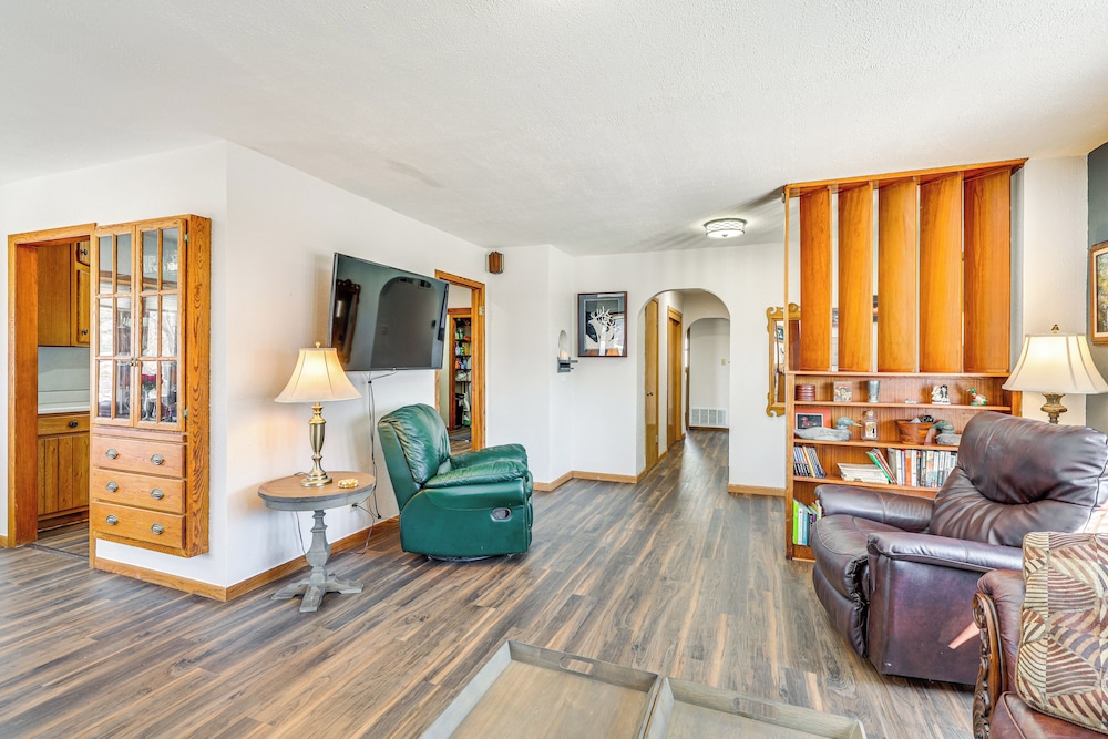1/2 Mi to Dtwn: Pierre Family Home w/ Patio