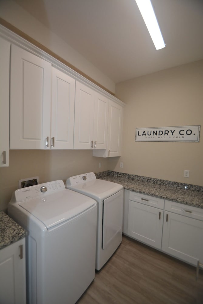 Beach Front 5 bed 4 Bath Luxury House Hot Tub Fenced Yard Pets Welcome