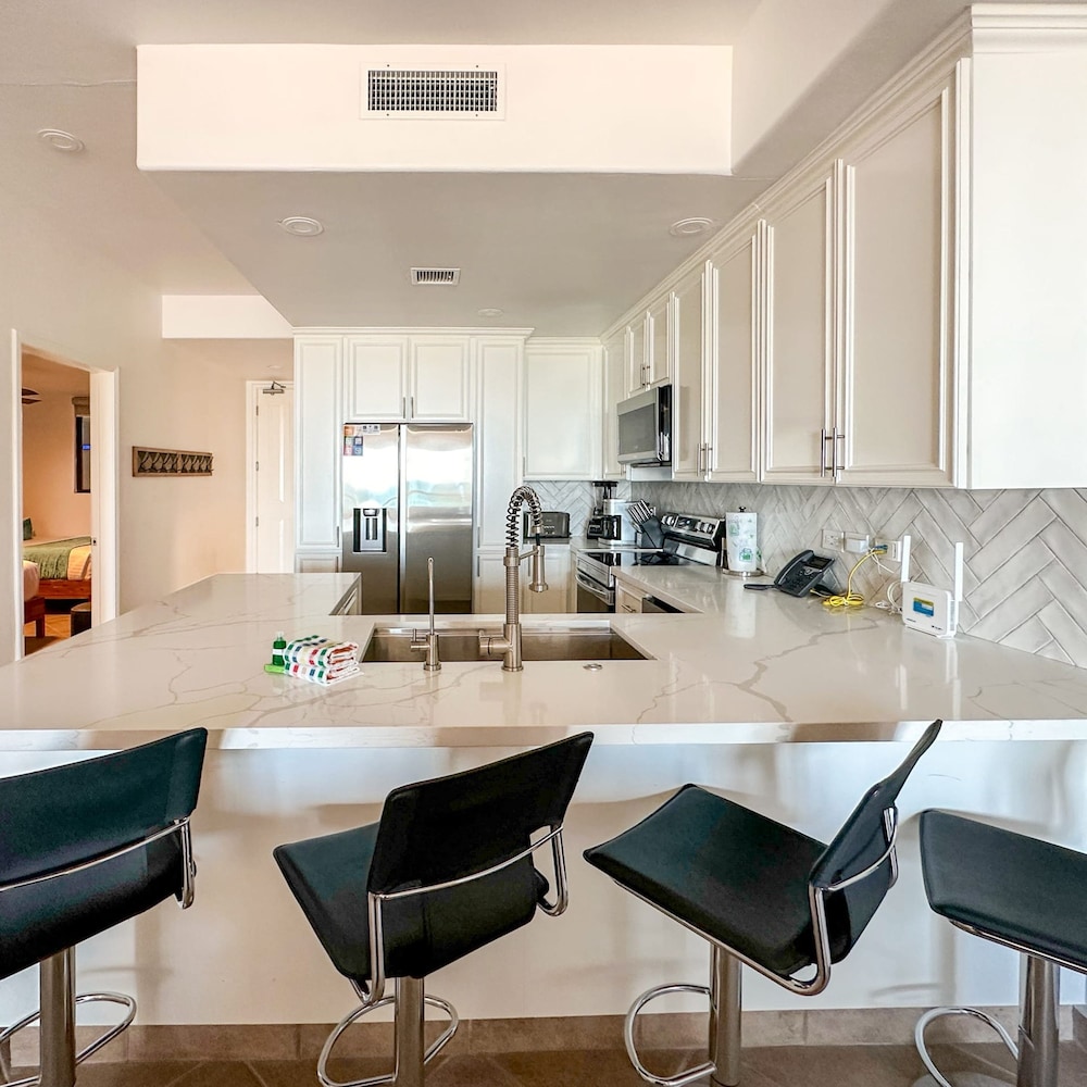 Luxury Ocean View Condo w Huge Deck
