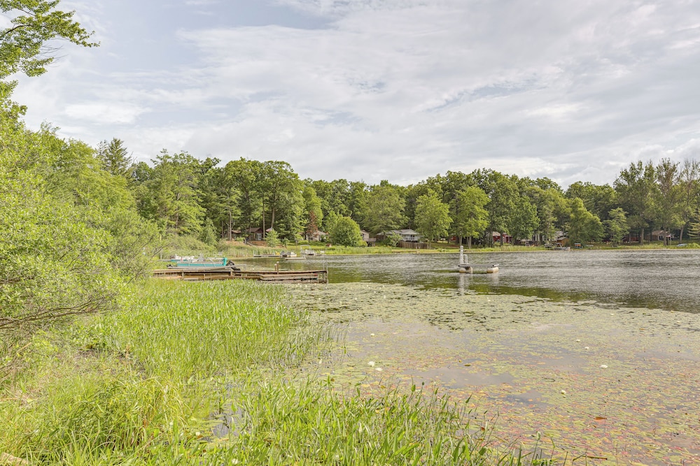 Lakefront Home w/ Deck: Central Michigan Escape!