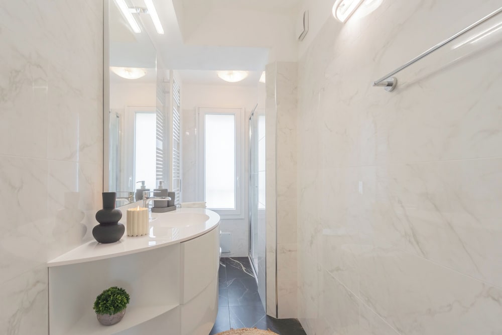 Lakeview Apartments by Rent all Como