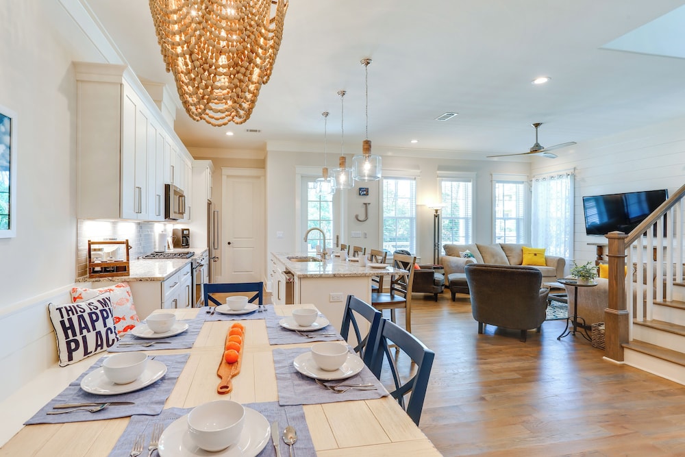 Family-friendly Santa Rosa Home: Walk to Beach!