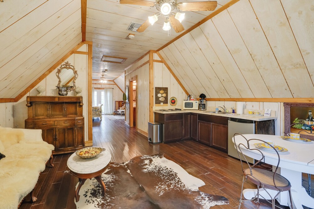 Chic 'tree House' Studio ~ 24 Mi to Bandera!
