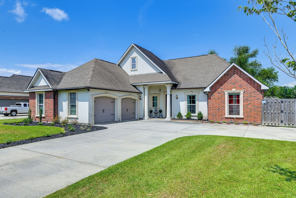 Fenced-in Yard & Pond Views: Home 18 Mi to Lsu!