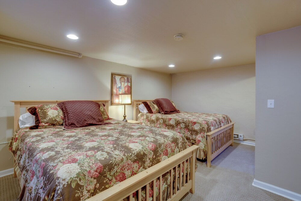 Yard & Grill: Centrally Located Denver Retreat!