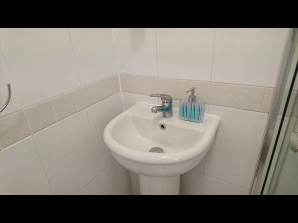 Hayes Vacations - Room in Guest Room - En Suite Shower Room Double Room With 1 Double Deyr - Property Image 2