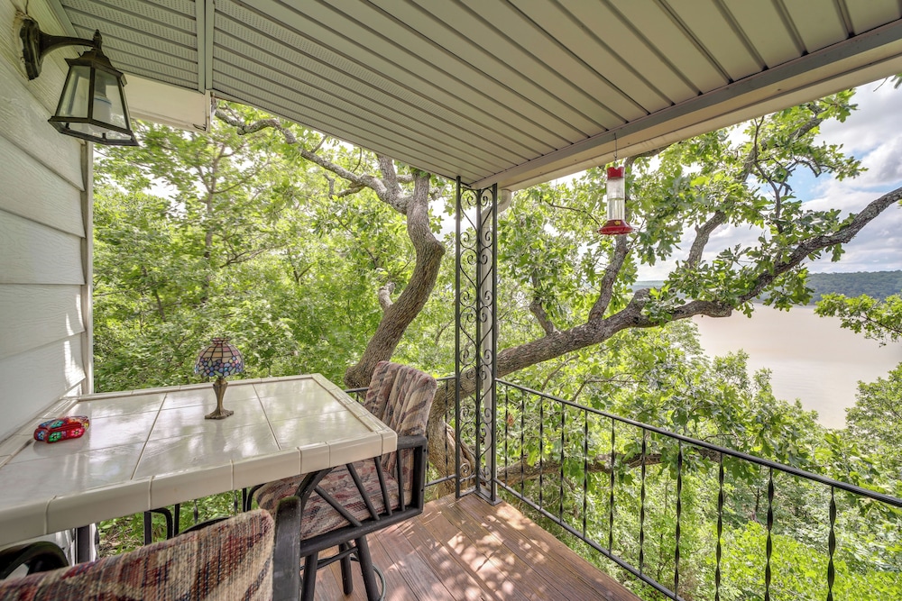 Lakefront Canadian Gem: Hot Tub, Decks  Grills - Property Image 11