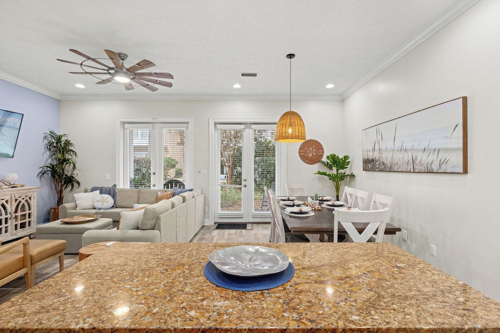 Escape to Sand Dollar Holler: Coastal Retreat, 3 Beds, 2.5 Baths, Sleeps 10!
