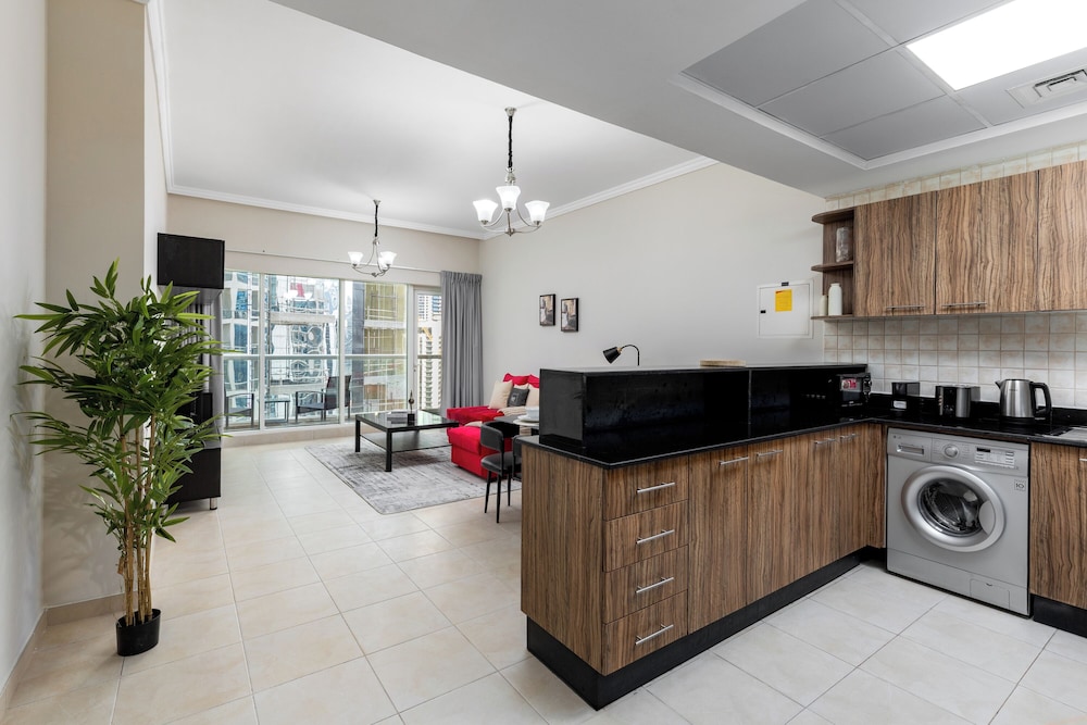 Maison Privee - Comfortable Downtown Apartment w/ City Skyline Vws