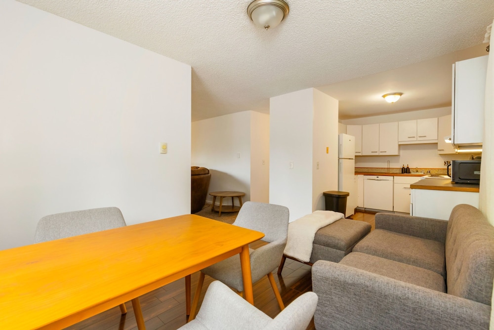 Bright 2BR Lynnwood Retreat