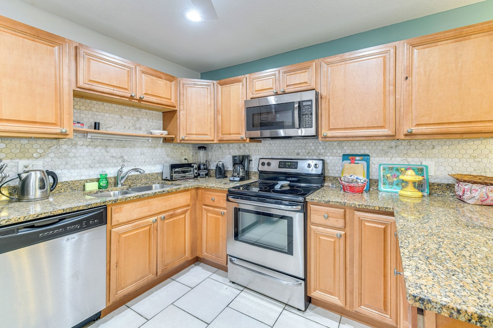 4 Mi to Siesta Key Beach: Condo w/ Pool Access