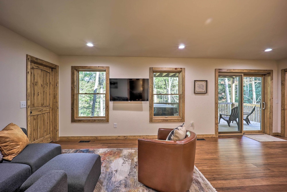 Treetop Cabin w/ Hot Tub, Near Appalachian Ski