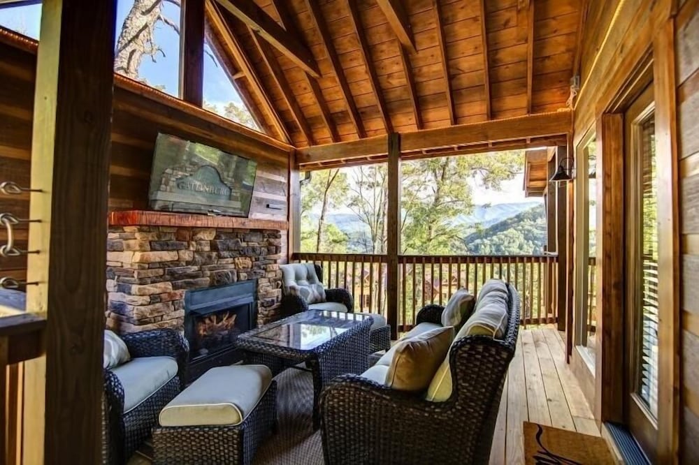 Lazy Bear Lodge - 4 Bedrooms, 4 Baths, Sleeps 14 Home by RedAwning