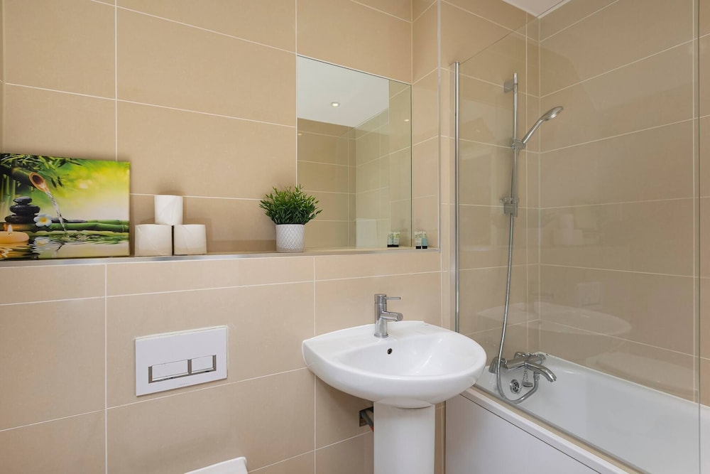 Skyvillion - Huge 4bed Apartment Wbalcony - Parking view 5