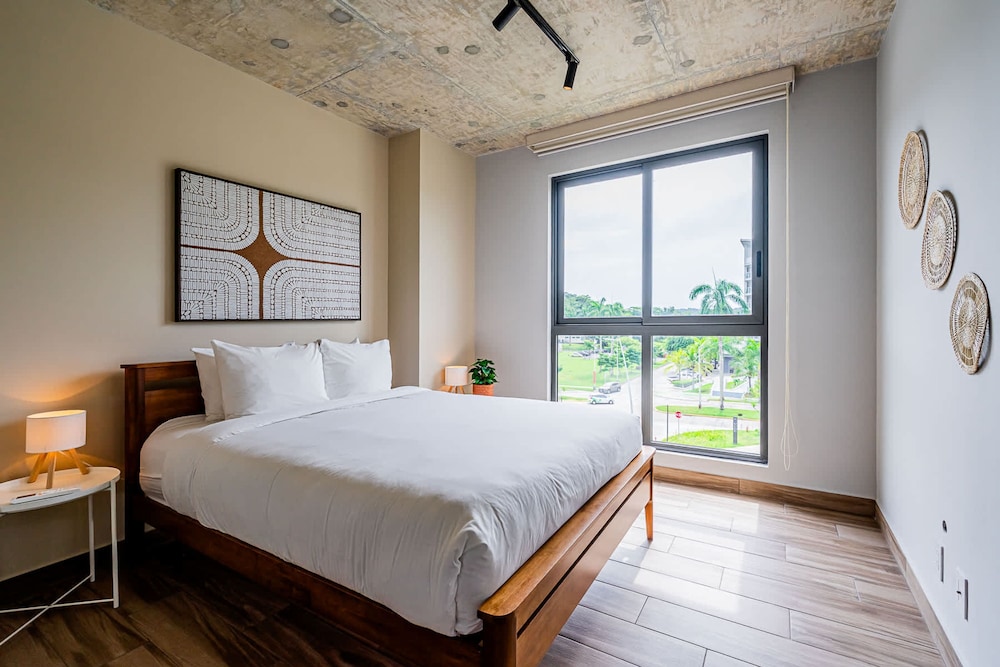 w Modern 2BR w Great Deco in Centriqo