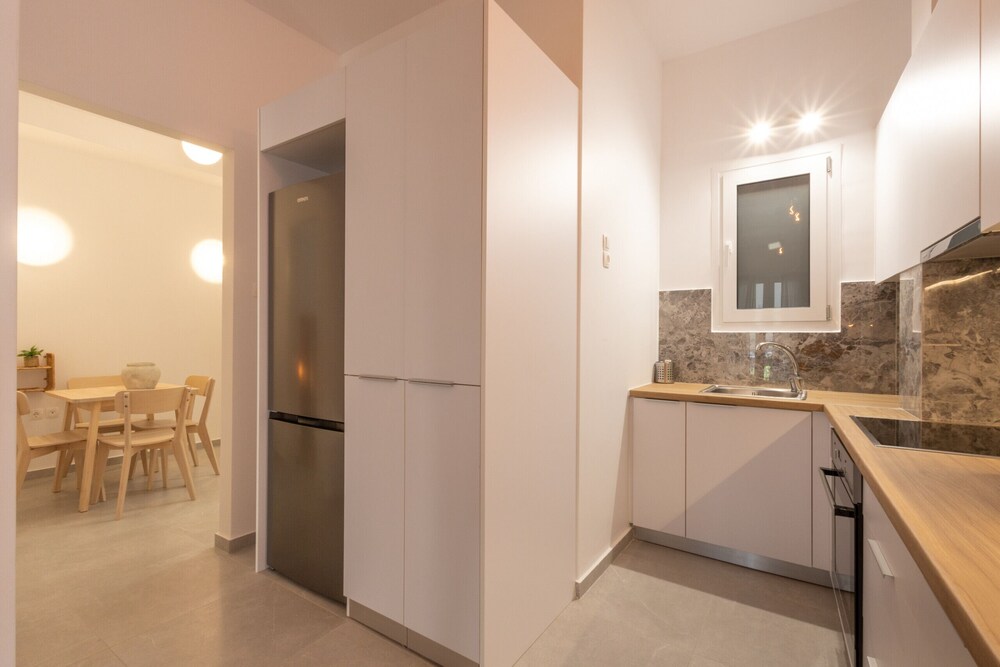 Fresh 2 Bdrm Apt in Koukaki