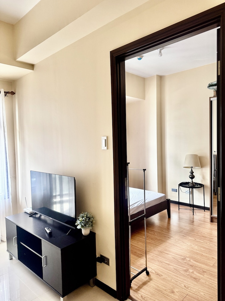 Manila Bay View - 1BR with balcony