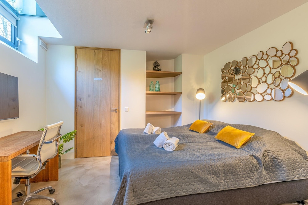 Relaxed and Atmospheric 6-person Villa Near the Forest