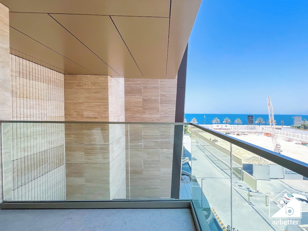 Luxury Beachfront 1BR on Palm Jumeirah & Balcony