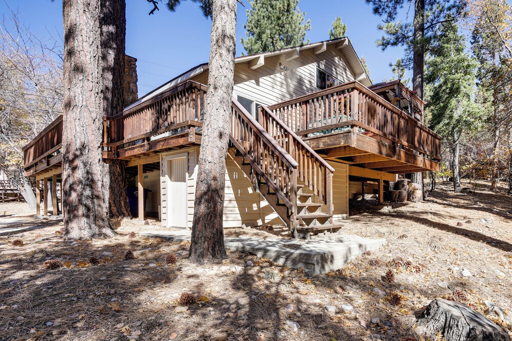 1 Mi to Skiing & Hiking: Big Bear Cabin