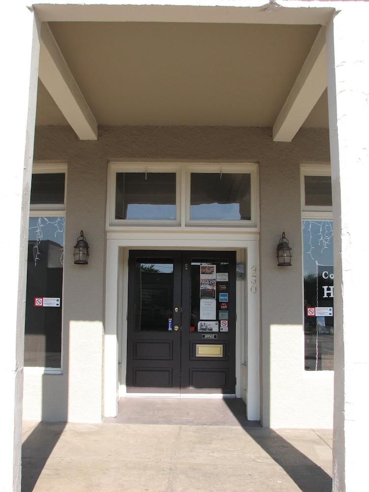 Cottonwood Hotel