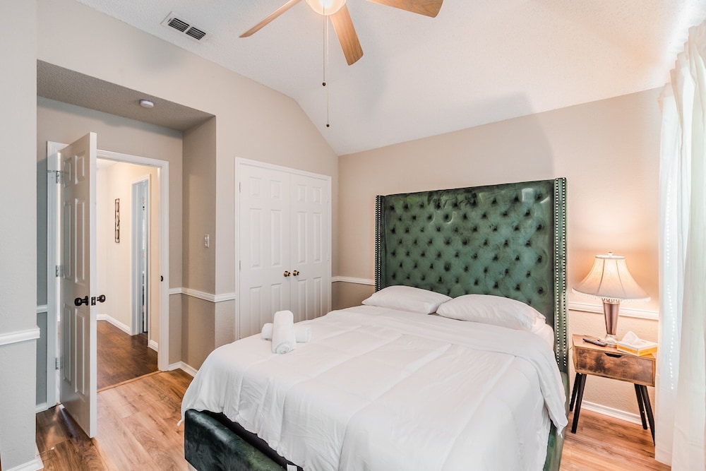 Discount Included! Stunning, Modern, Spacious Getaway Fits Any Group, 2 Game Rooms, Hot Tub 5 Bedroom Home by Redawning - Property Image 32