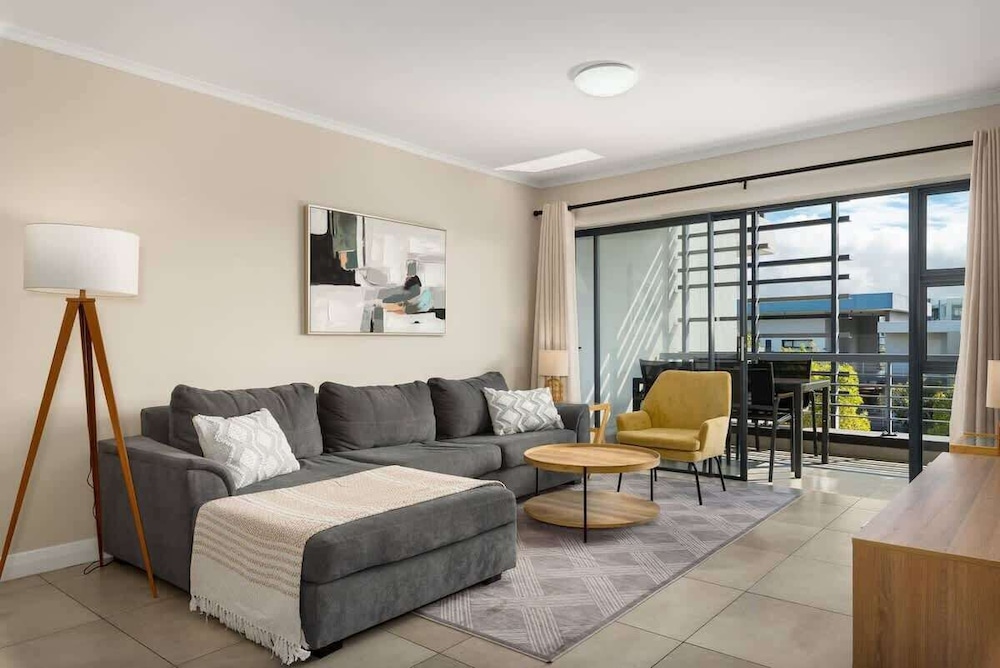 Modern 2 Bed Century City Apartment, Pool + Braai