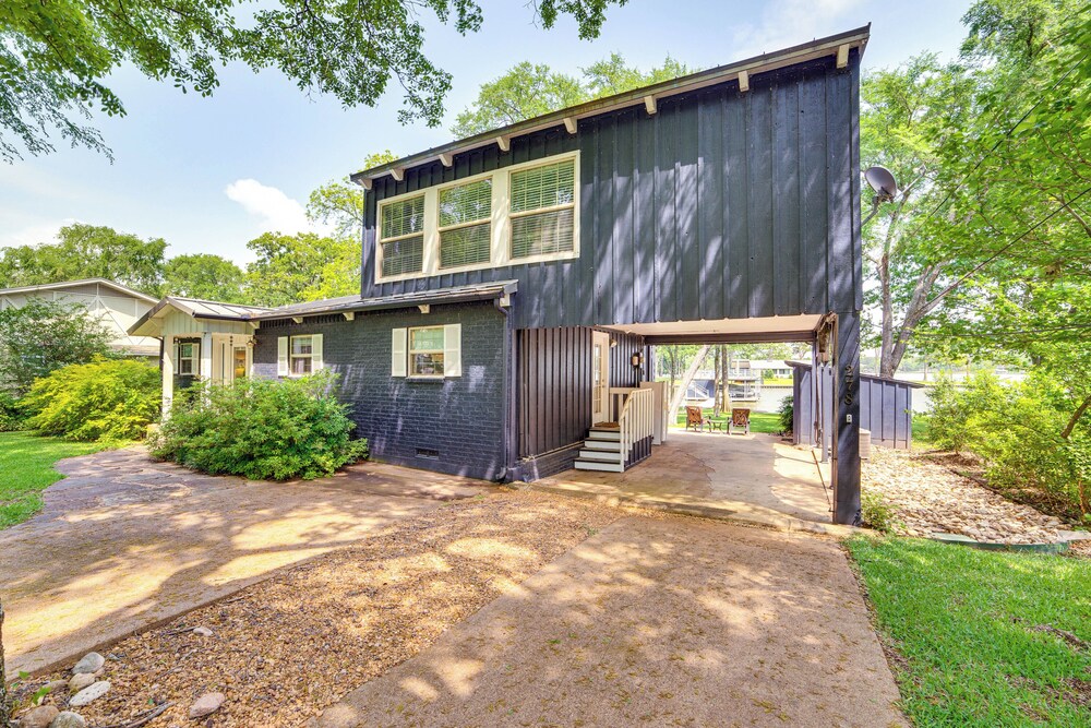 Waterfront Gem on Cedar Creek Lake w/ Deck + Games