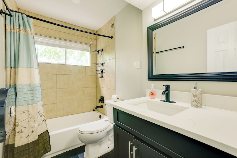 4 Mi to Iah: Suburban Houston Townhome