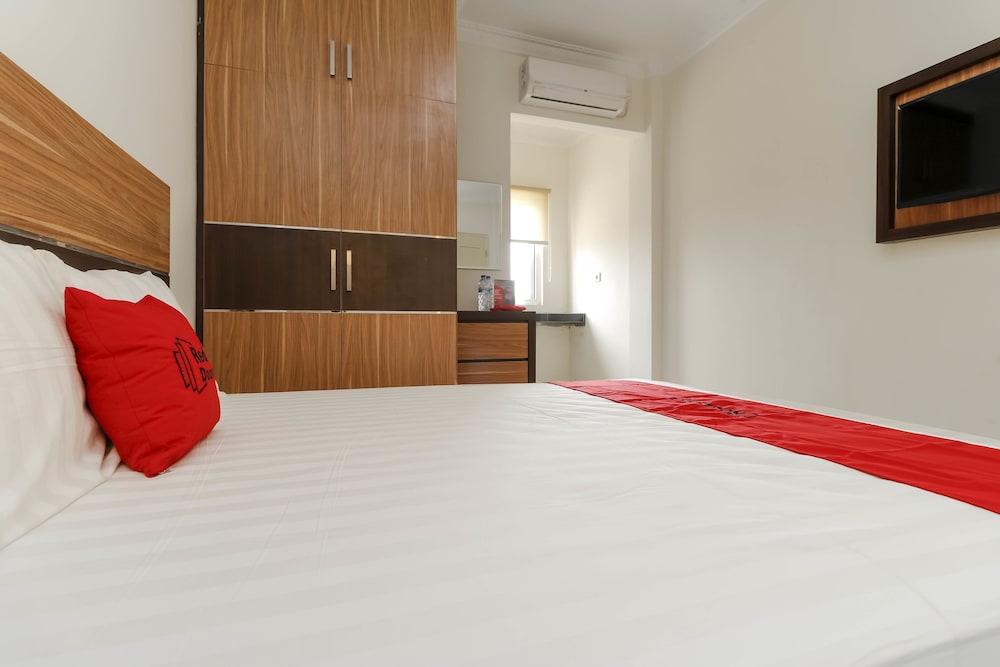 RedDoorz Plus near Palembang Square Mall