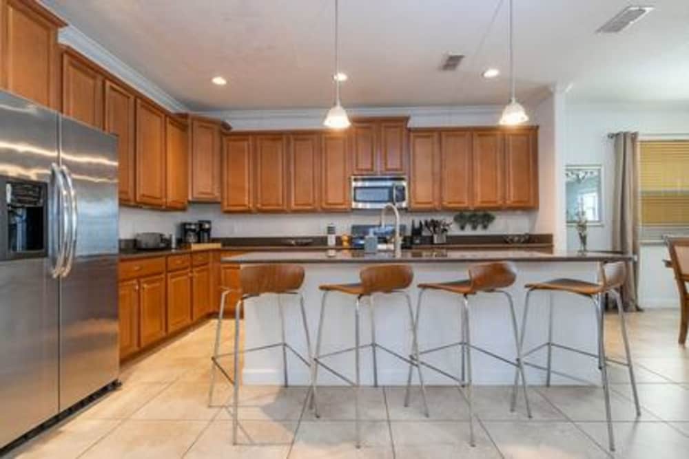 Gorgeous 6 Bedroom w Pool Paradise Palms view 4
