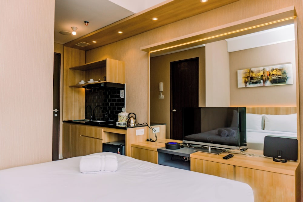 Comfort And High Floor Studio Room At Transpark Bintaro Apartment