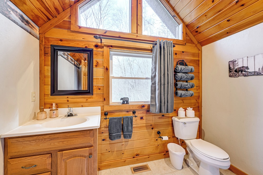 Tree-lined Cabin w/ Hot Tub & Deck in Bryson City